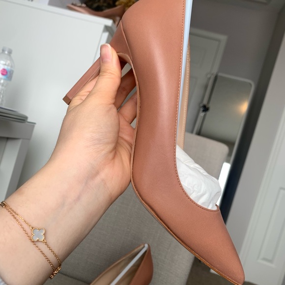 Manolo Blahnik BB 90 Leather Pumps - Picture 13 of 14